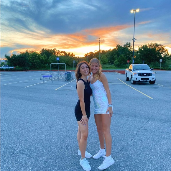 Meet your Posher, Elle - Picture 3 of 3